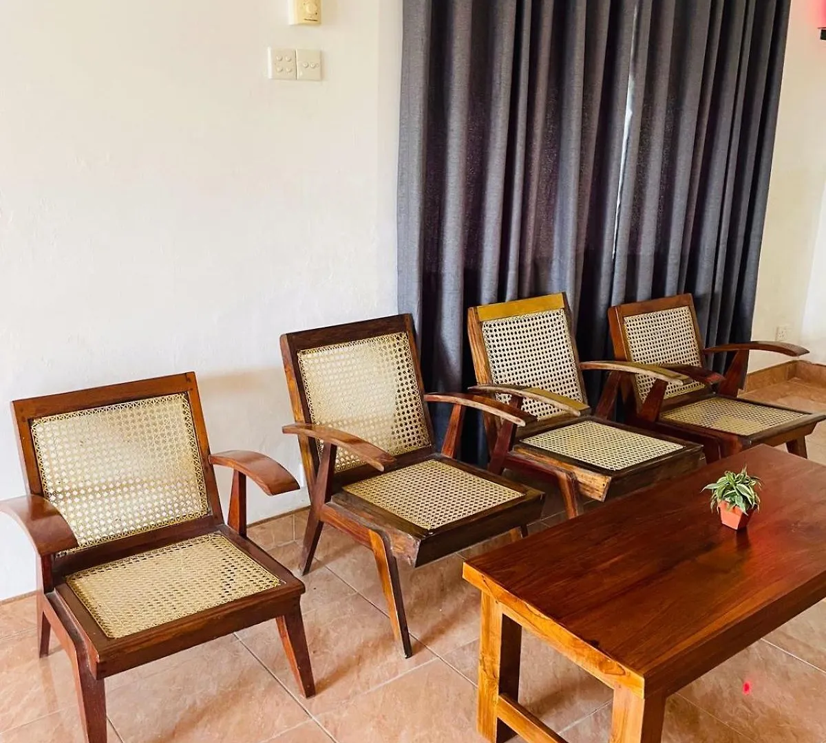 The Beez Hotell Negombo
