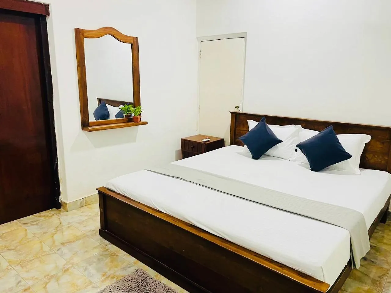 Pensionat The Beez Hotell Negombo Sri Lanka
