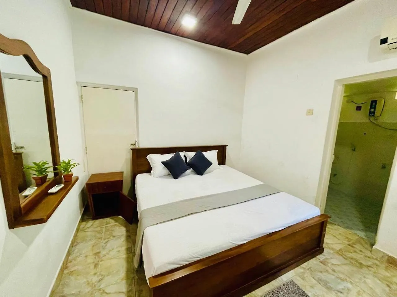 The Beez Hotell Negombo