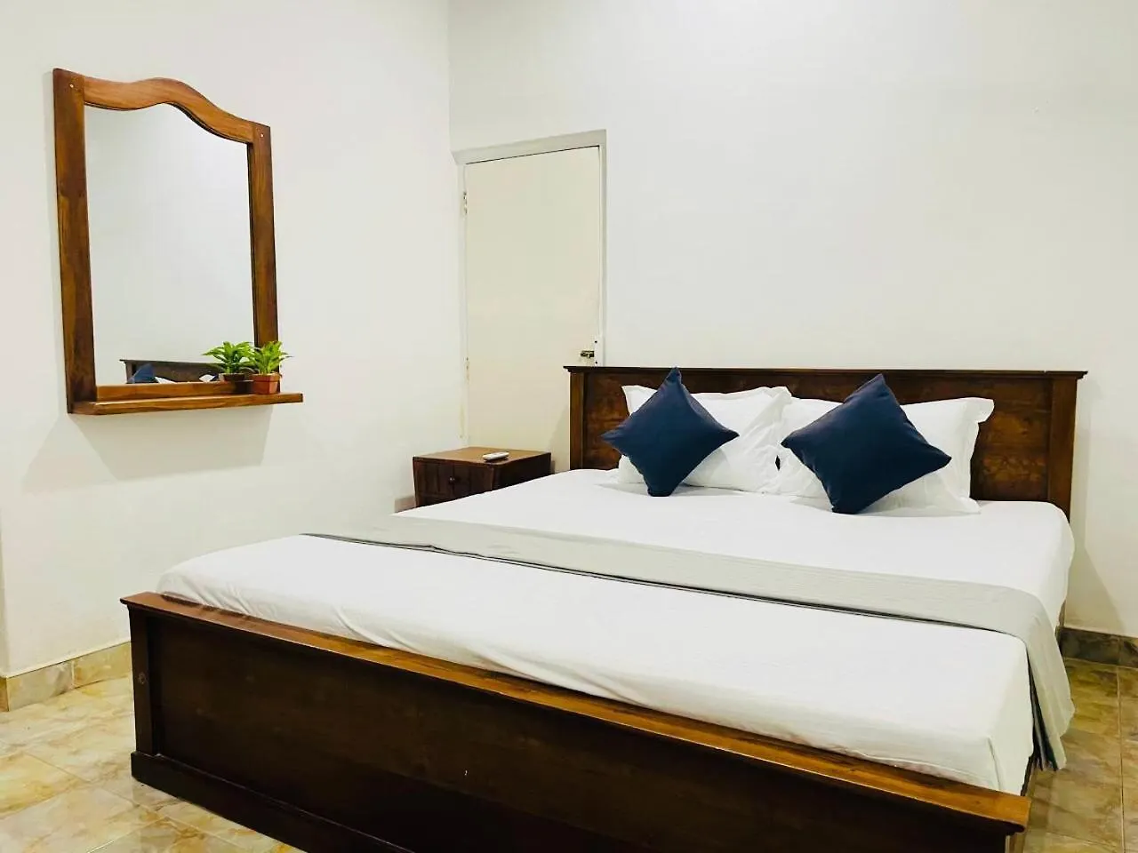 The Beez Hotel Negombo 0*,  Sri Lanka